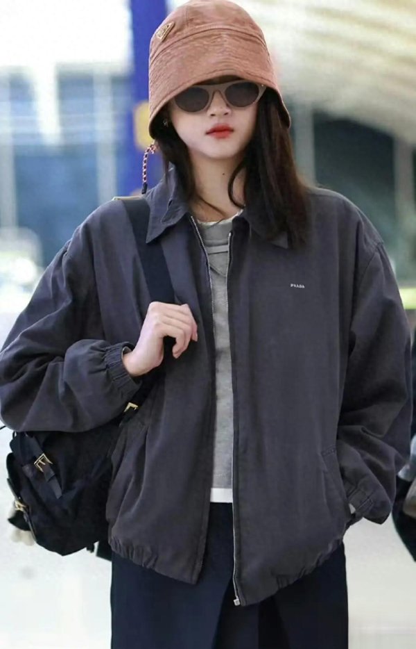 欧洲杯体育关晓彤米兰时装周机场路透: 炭灰色夹克搭短裙大长腿